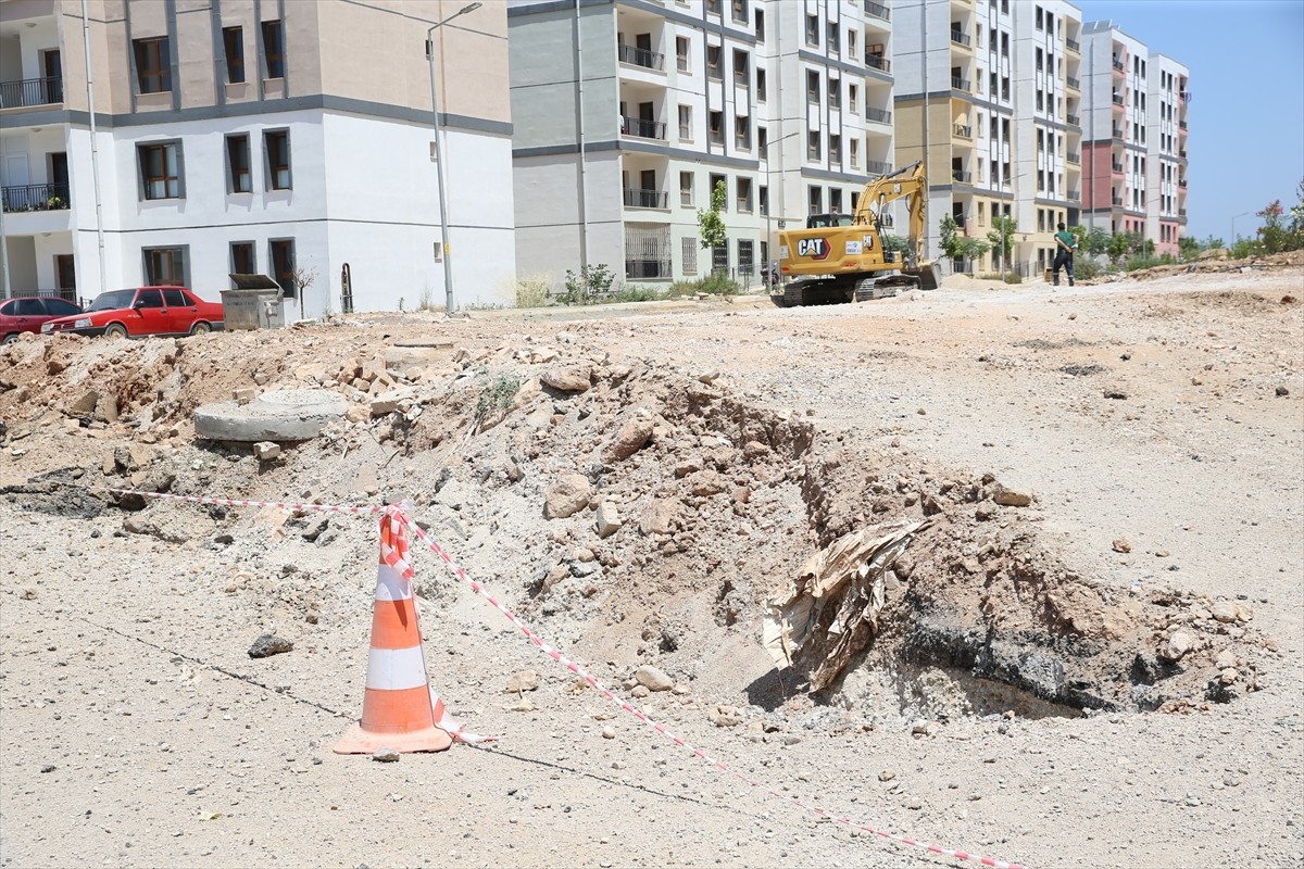 Hatay'ın İskenderun ilçesinde yol çalışması sırasında doğal gaz borusu hasar gördü.