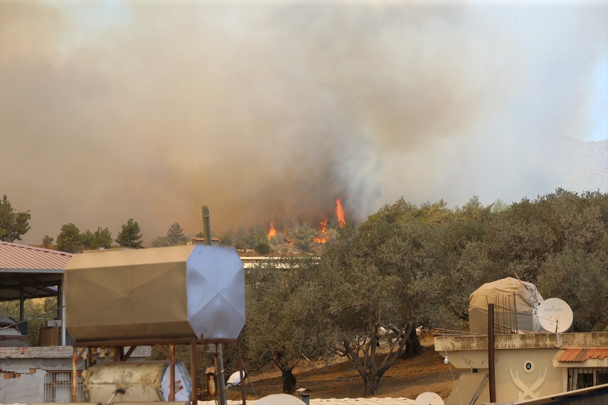 Hatay'ın merkez Antakya ilçesinde, yerleşim yerlerine yakın noktada çıkan orman yangınına havadan...