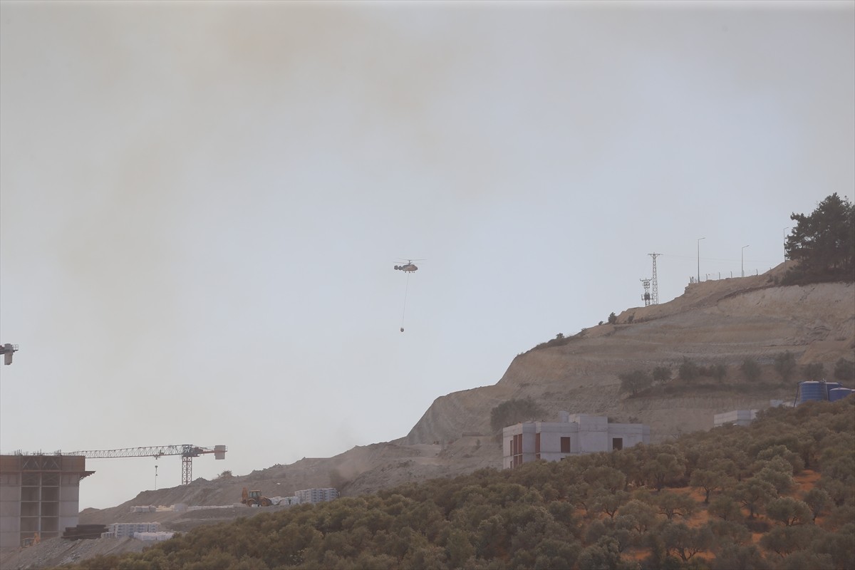 Hatay'ın merkez Antakya ilçesinde, yerleşim yerlerine yakın noktada çıkan orman yangınına havadan...