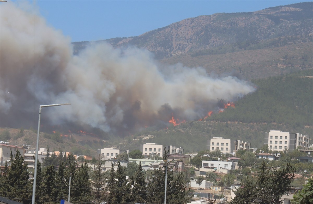 Hatay'ın merkez Antakya ilçesinde, yerleşim yerlerine yakın noktada çıkan orman yangınına havadan...