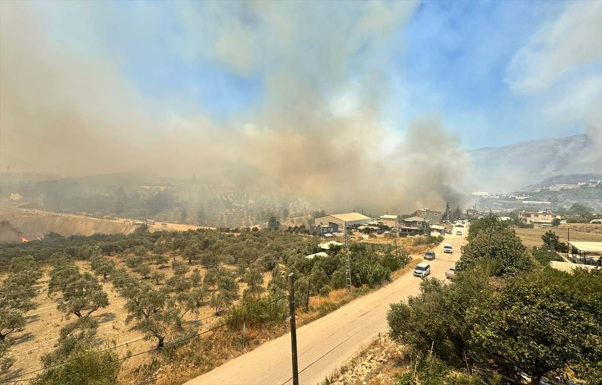 Hatay'ın merkez Antakya ilçesinde, yerleşim yerlerine yakın noktada çıkan orman yangınına havadan...