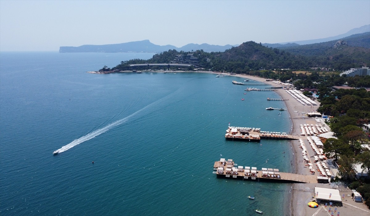 Havanın 31, deniz suyu sıcaklığının 28 derece ölçüldüğü Antalya'nın Kemer ilçesindeki sahillerde...
