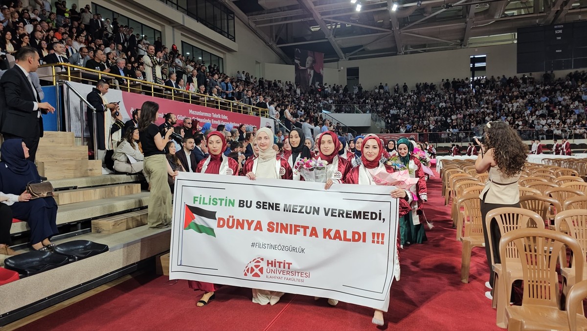 Hitit Üniversitesinde mezuniyet heyecanı yaşandı. 2024-2025 eğitim öğretim yılı mezuniyet töreni...