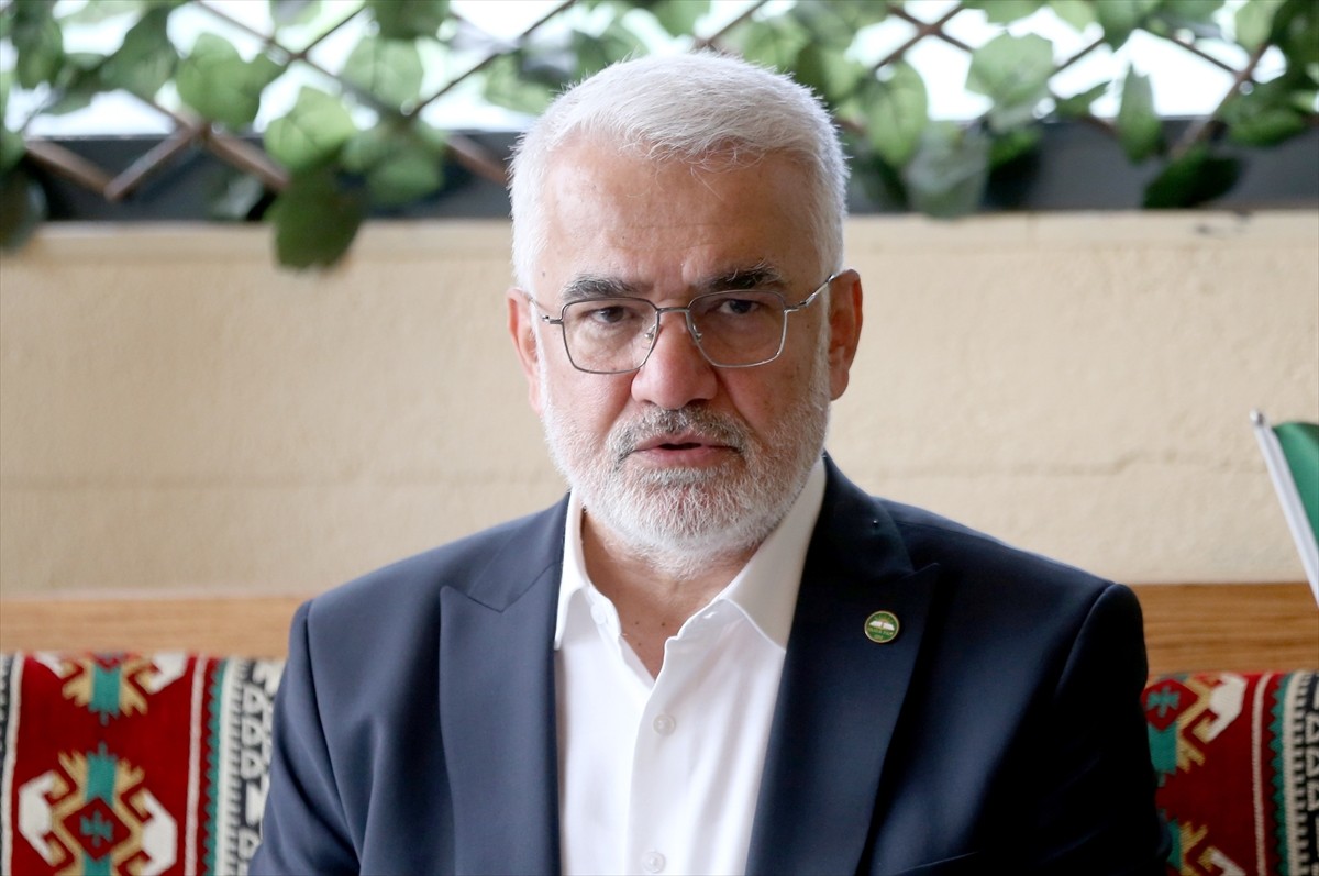 HÜDA PAR Genel Başkanı Zekeriya Yapıcıoğlu, Kayseri'de bir restoranda basın mensuplarıyla bir...