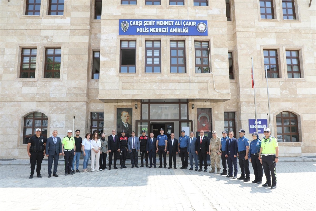 İçişleri Bakan Yardımcısı Mehmet Aktaş (sol 2), Elazığ'da vatandaşlar ve güvenlik güçleriyle...