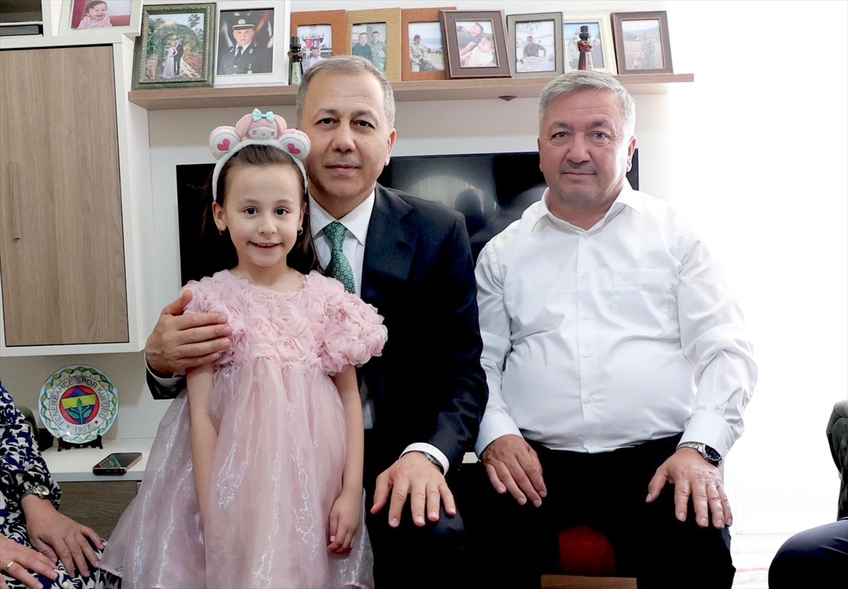 İçişleri Bakanı Ali Yerlikaya, Konya'da şehit Teğmen Fikret Dinçer'in ailesini ziyaret etti. 