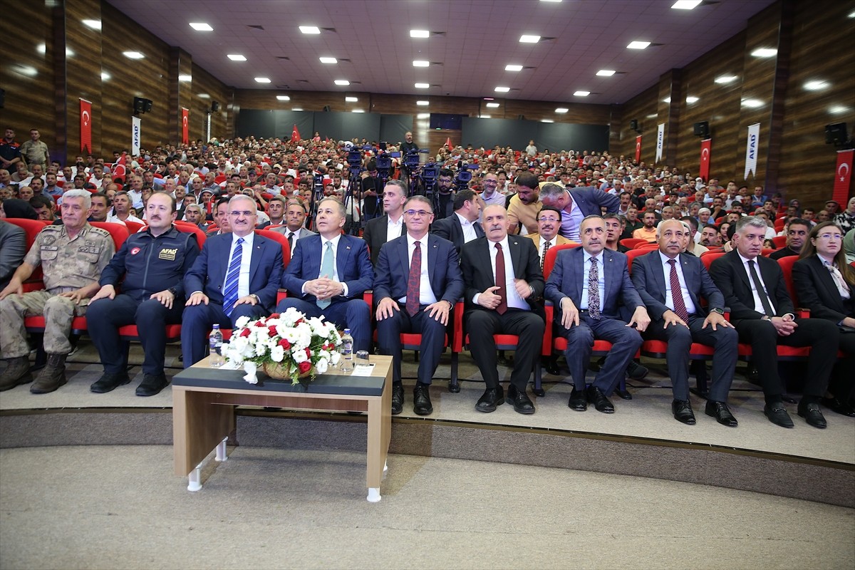  İçişleri Bakanı Ali Yerlikaya, Van'ın Edremit ilçesindeki Uygulama Oteli'nde düzenlen Afet...