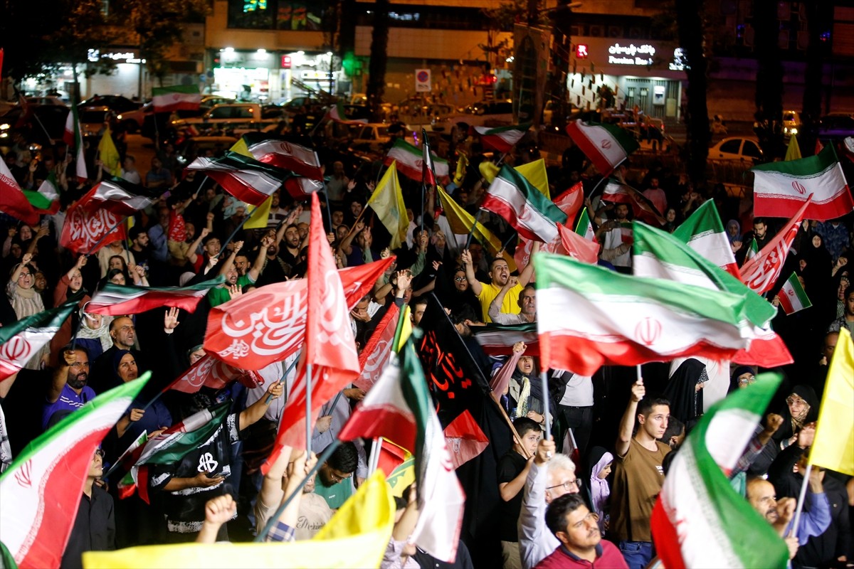 İran'ın İsrail'in saldırılarına karşılık yüzlerce balistik füzeyle karşı saldırıda bulunması...