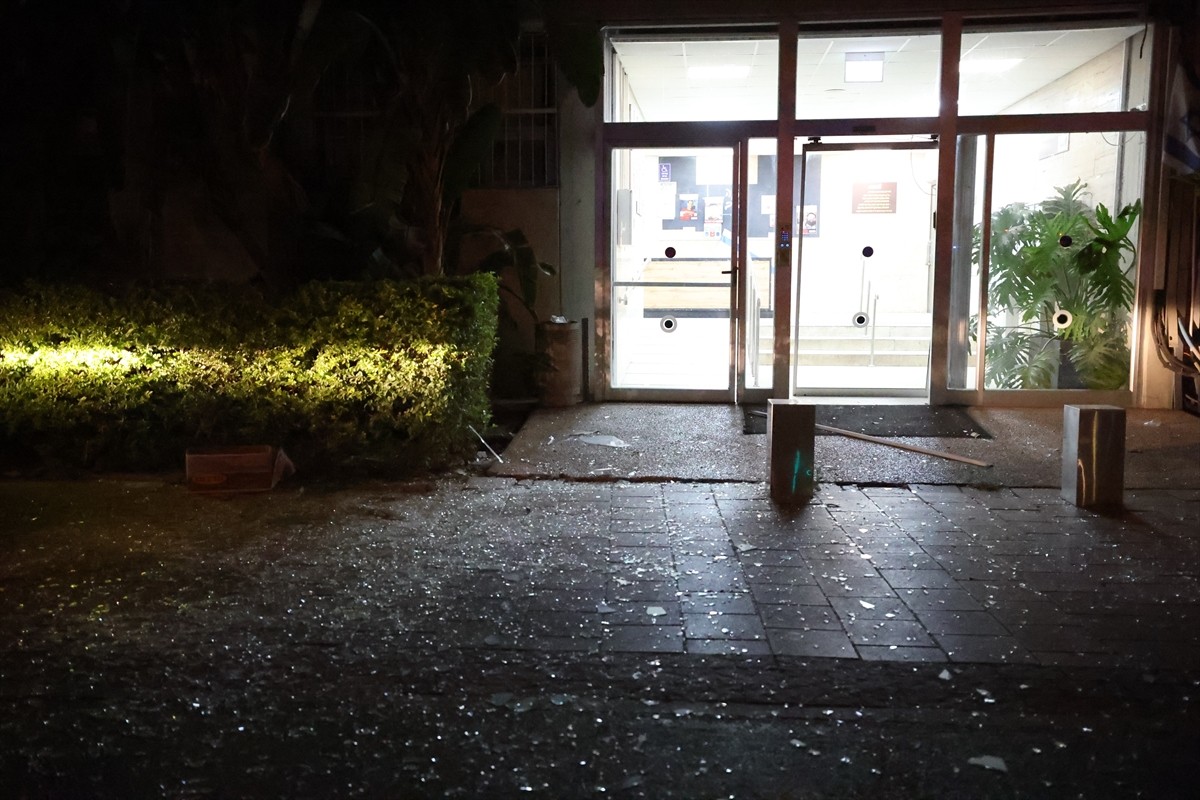 İran'ın saldırılara karşı misilleme başlatarak İsrail'e attığı füzelerden biri Tel Aviv'deki...