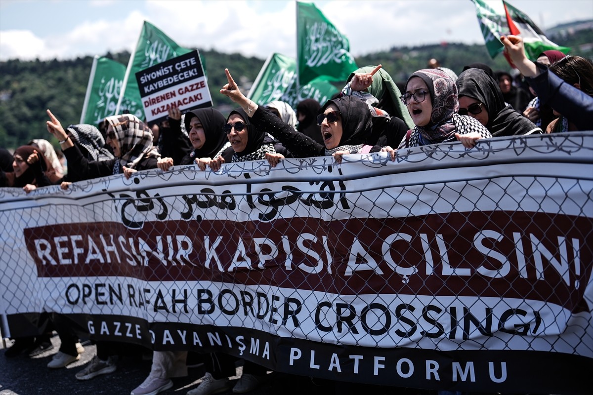 İslami Dayanışma Platformunun öncülüğünde Bebek'teki Tevfikiye Camisi'nden Mısır’ın İstanbul...