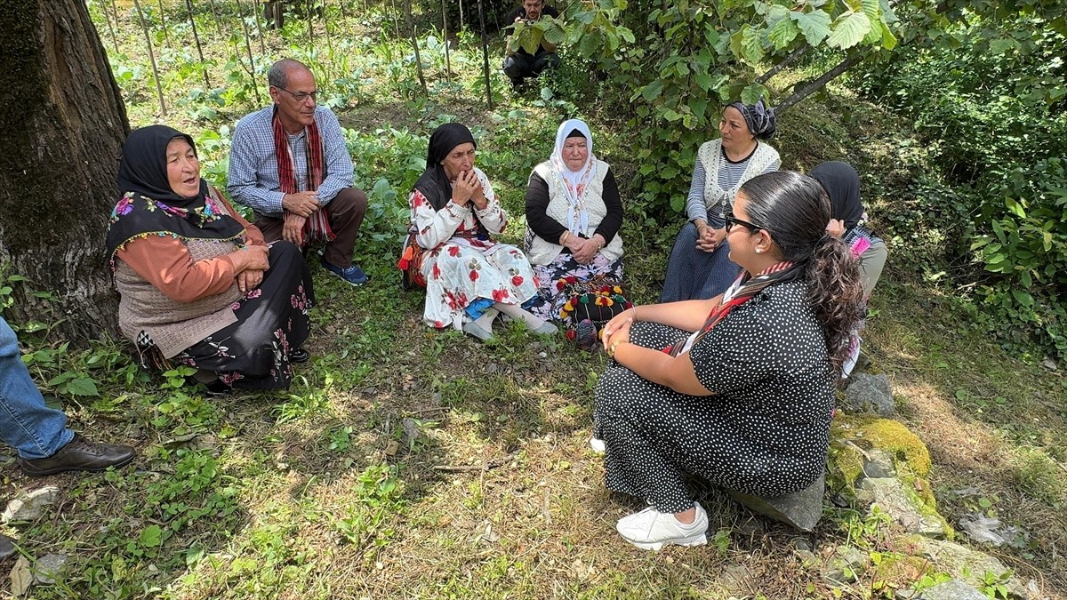İspanya'nın Kanarya adasında ıslık dilini kullanan İspanyollar Jose Molina Gonzalez (sağda) ve...