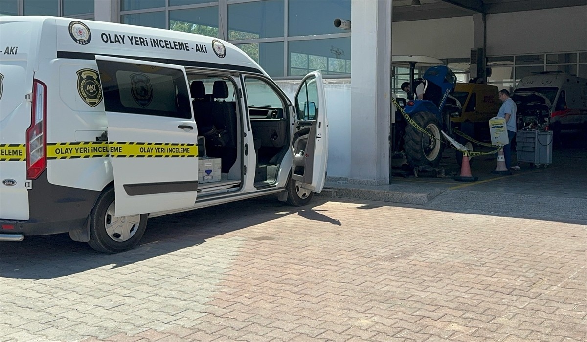 Isparta'da staj yaptığı yerde traktör ile römork arasına sıkışan lise öğrencisi hayatını kaybetti....