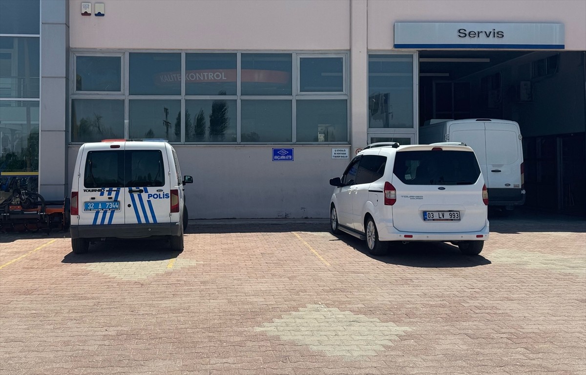 Isparta'da staj yaptığı yerde traktör ile römork arasına sıkışan lise öğrencisi hayatını kaybetti....