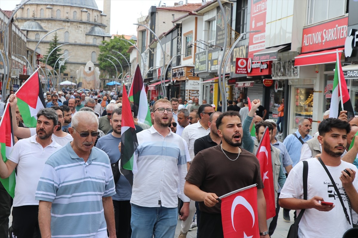 İsrail'in Gazze'ye insani yardım ulaştırmak amacıyla yola çıkan sivil "Madleen" gemisine...