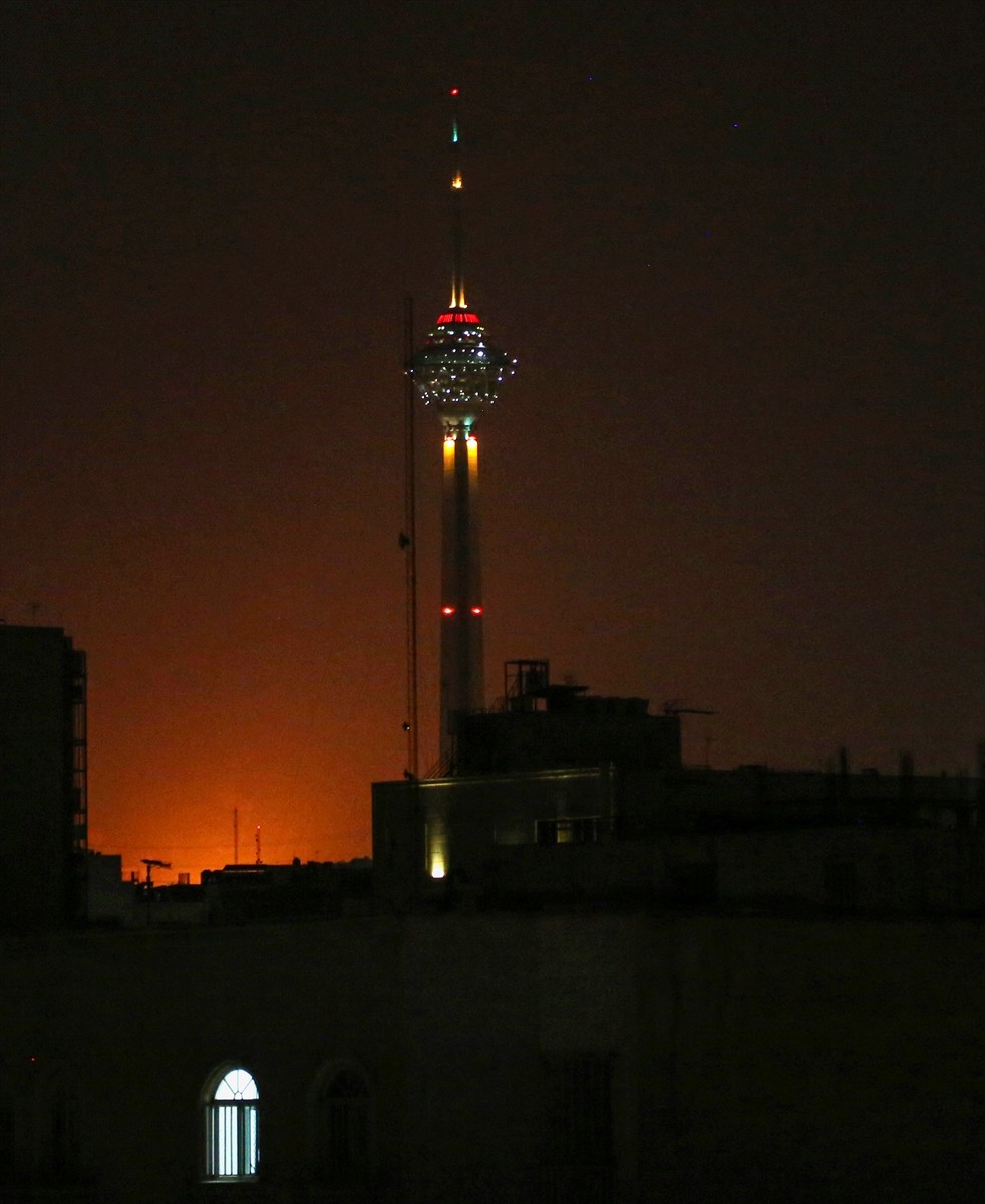 İsrail, İran'ın başkenti Tahran'a saldırı gerçekleştiriyor. Başkent Tahran'da şiddetli patlama...