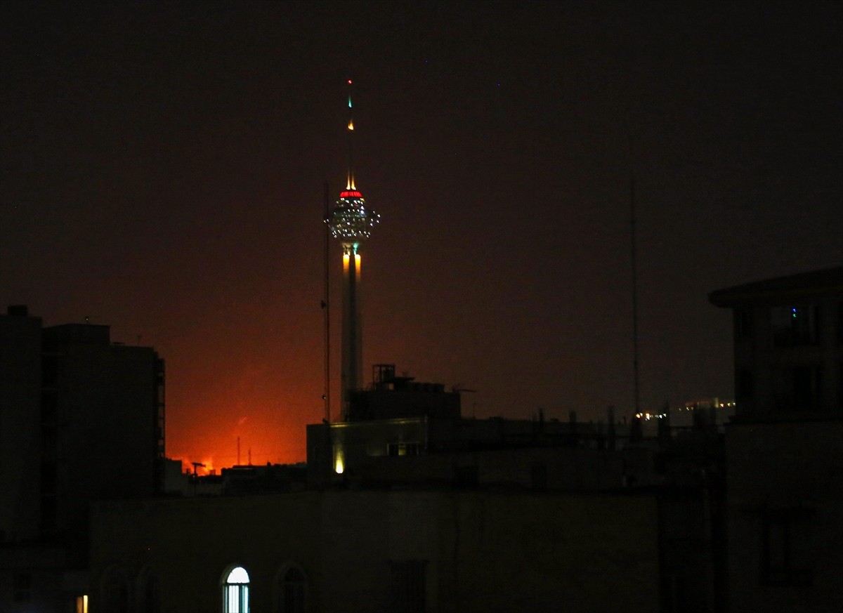 İsrail, İran'ın başkenti Tahran'a saldırı gerçekleştiriyor. Başkent Tahran'da şiddetli patlama...