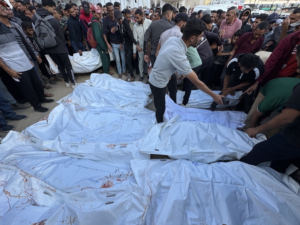 İsrail ordusunun, Gazze Şeridi’nin güneyindeki Refah kentinde insani yardım almak üzere toplanan...