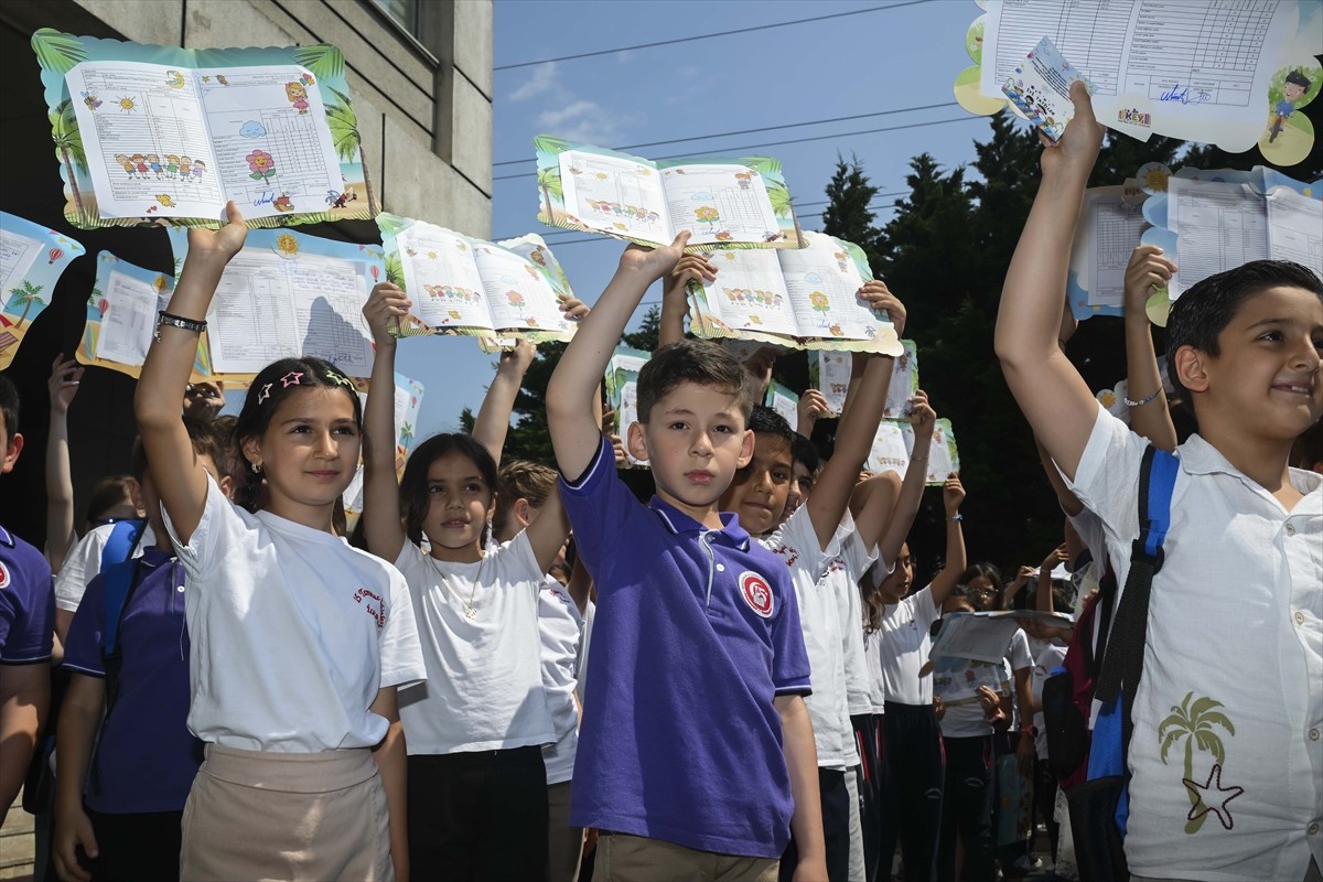 İstanbul'da 2024-2025 eğitim öğretim yılını tamamlayan 2 milyon 859 bin 468 öğrenci karnelerini...