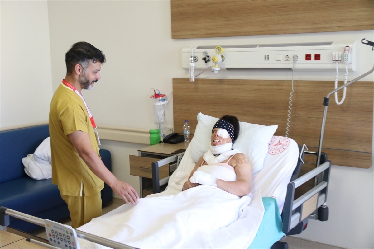 İstanbul'da 4 yıl önce ayrılmak istediği erkek arkadaşının kezzap dökmesi sonucu sol gözünü...