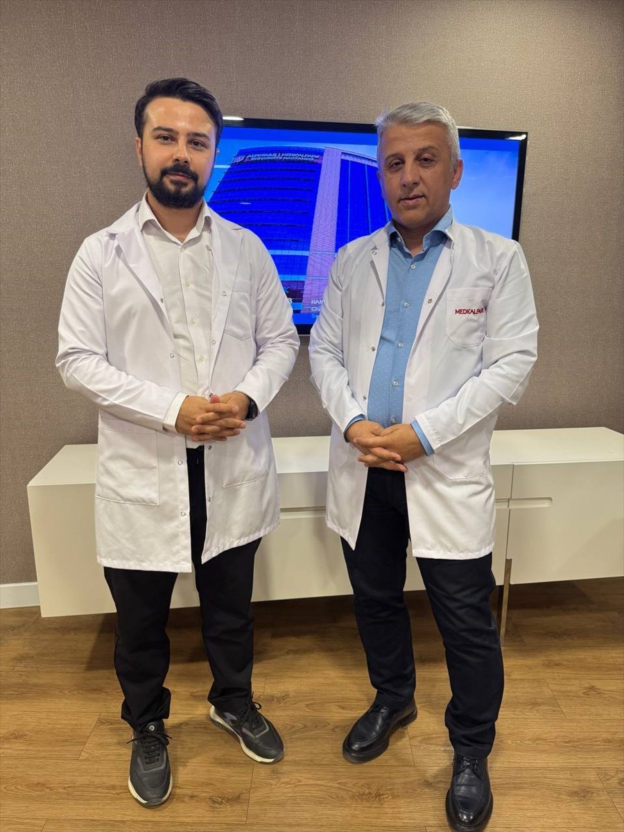 İstanbul'da Beyin ve Sinir Cerrahisi (Nöroşirürji) Uzmanı Dr. Öğretim Üyesi İsmail Akdemir (sağda)...