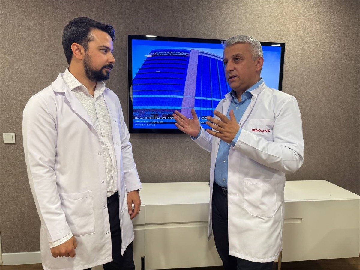 İstanbul'da Beyin ve Sinir Cerrahisi (Nöroşirürji) Uzmanı Dr. Öğretim Üyesi İsmail Akdemir (sağda)...
