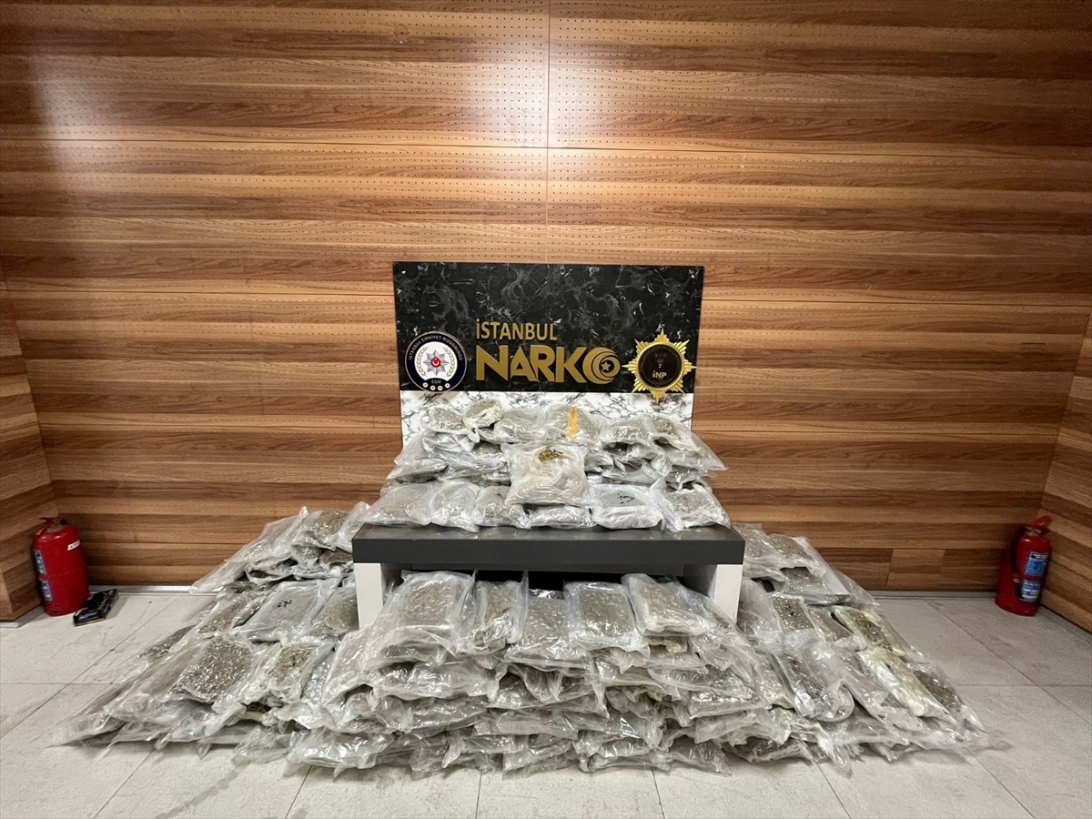 İstanbul'da düzenlenen uyuşturucu operasyonlarında gözaltına alınan 29 zanlıdan 25'i tutuklandı....
