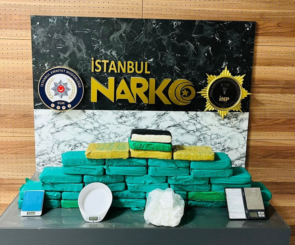 İstanbul'da düzenlenen uyuşturucu operasyonlarında gözaltına alınan 29 zanlıdan 25'i tutuklandı....