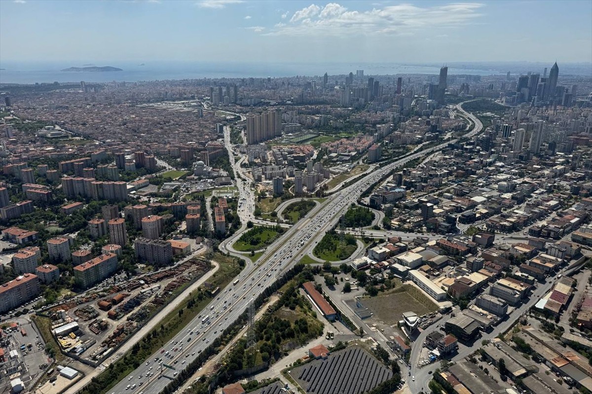 İstanbul'da polis ekipleri, Kurban Bayramı öncesinde vatandaşların emniyetli şekilde seyahat...