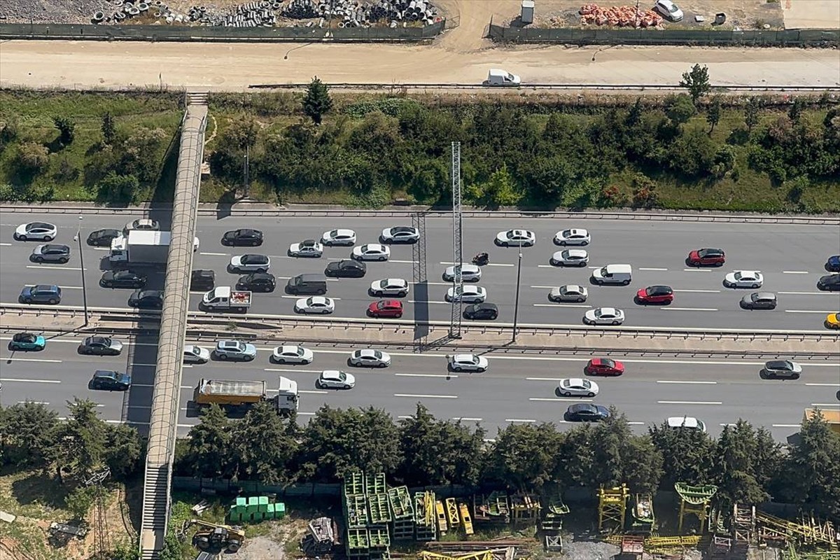 İstanbul'da polis ekipleri, Kurban Bayramı öncesinde vatandaşların emniyetli şekilde seyahat...