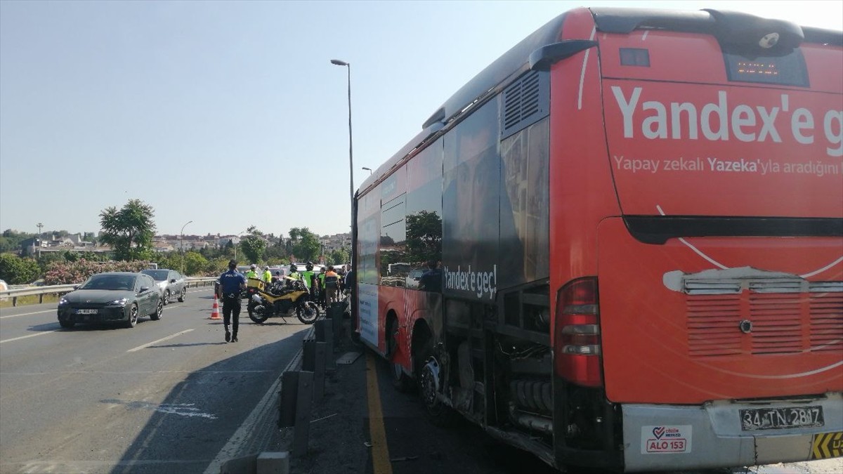 İstanbul'da seyir halindeyken kontrolden çıkan metrobüs bariyerlere çarptı. Beylikdüzü yönünde...