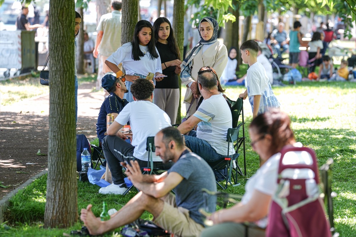İstanbul'daki sahiller ve parklar, Kurban Bayramının ikinci gününde vatandaşların uğrak yeri oldu....