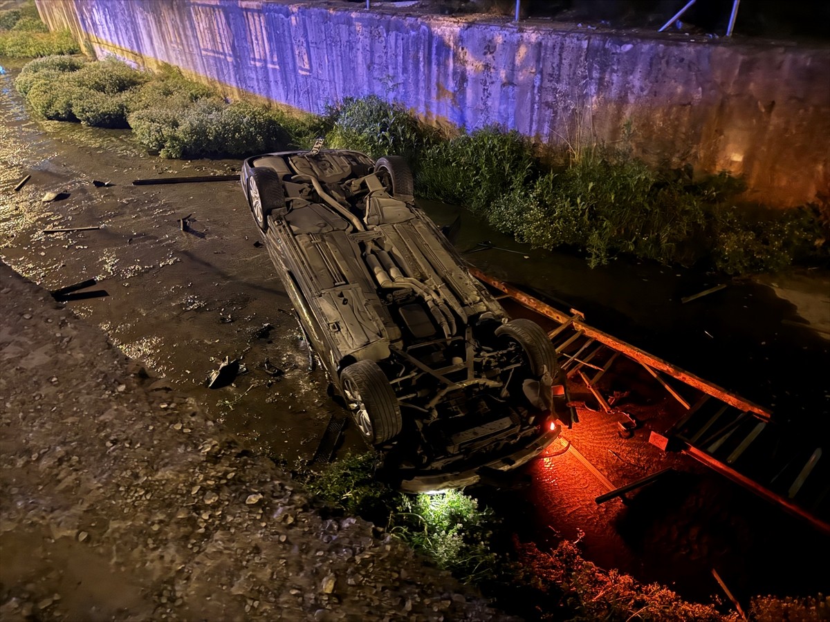 İstanbul Beykoz'da bariyeri aşarak dere yatağına düşen otomobildeki 1 kişi yaralandı.