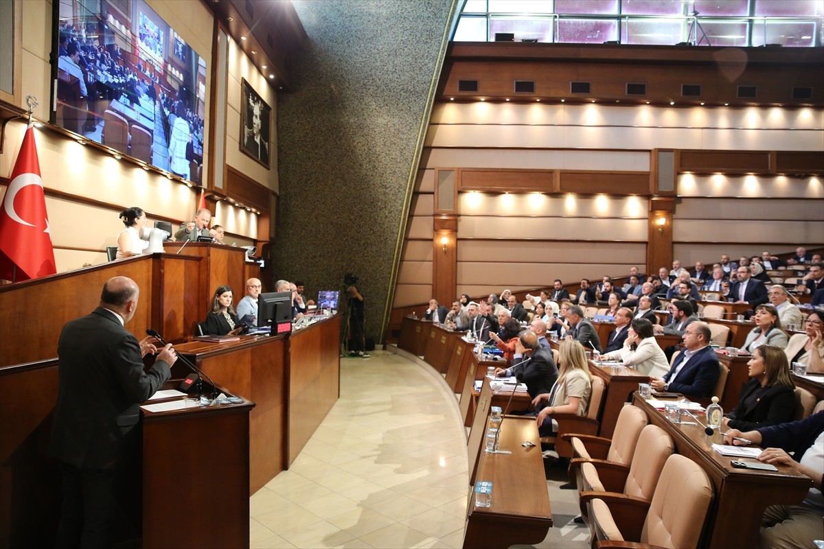 İstanbul Büyükşehir Belediye (İBB) Meclisinde, belediyenin işlettiği kreşlerin 2 bin 500 lira olan...