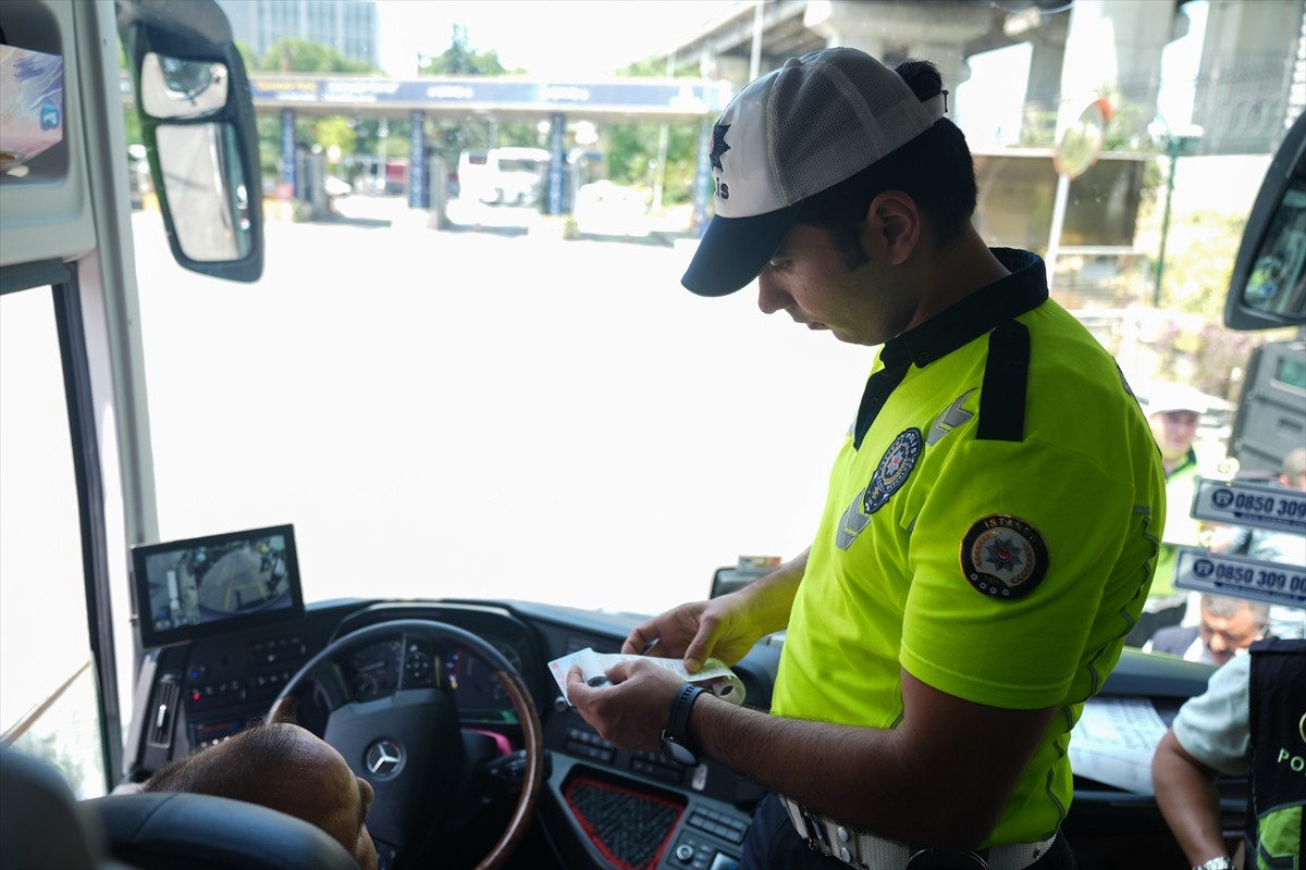 İstanbul Emniyet Müdürlüğü ekiplerinin Kurban Bayramı dolayısıyla Büyük İstanbul Otogarı'nda...
