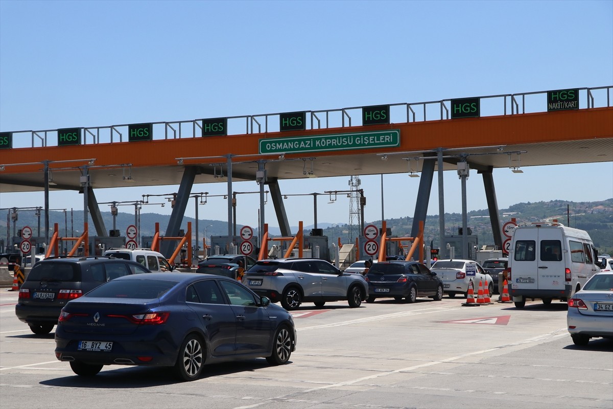 İstanbul-İzmir Otoyolu ile Osmangazi Köprüsü'nde Kurban Bayramı tatili için güneye geçmek...