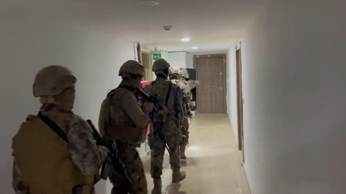 İstanbul merkezli 5 ilde, özel harekat polislerinin koordinesinde düzenlenen eş zamanlı...