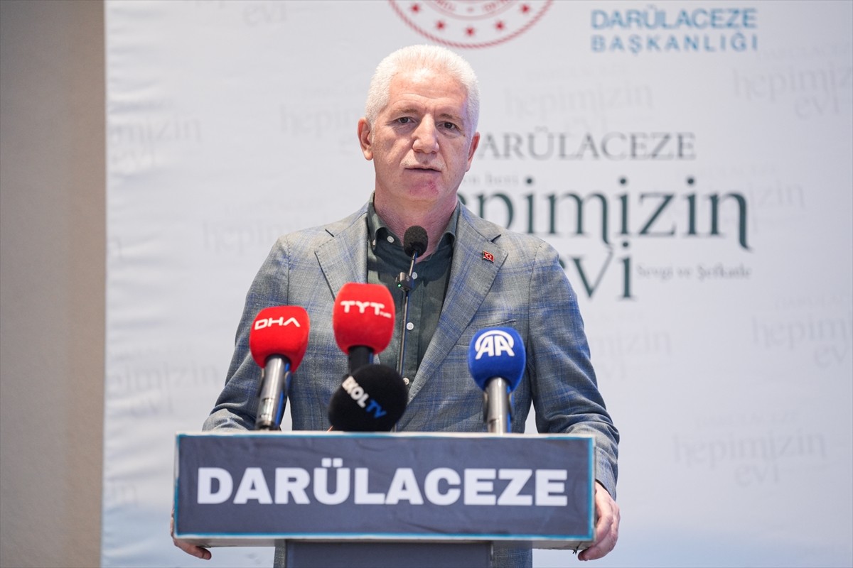 İstanbul Valisi Davut Gül, Kurban Bayramı dolayısıyla Darülaceze sakinlerini ziyaret ederek...