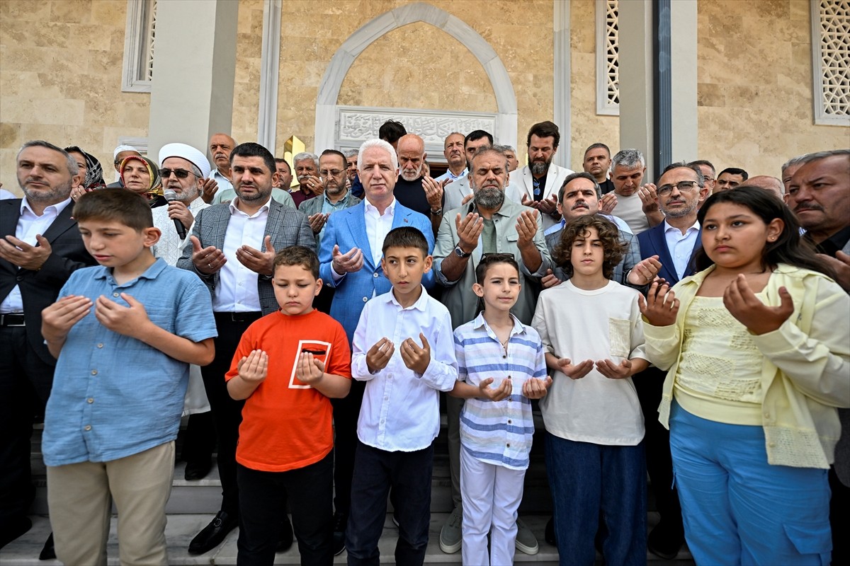 İstanbul Valisi Davut Gül, Kurban Bayramı dolayısıyla ziyaret ettiği Şile'de vatandaşlarla...