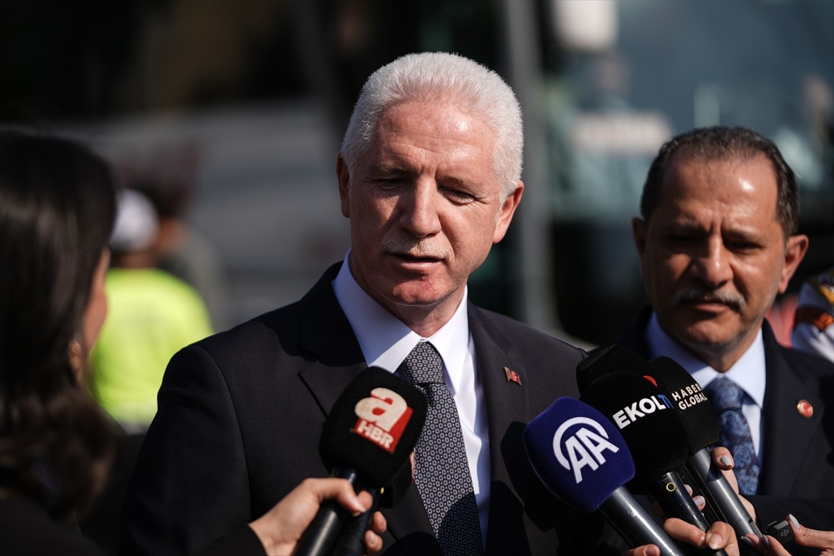 İstanbul Valisi Davut Gül, Kurban Bayramı öncesinde Büyük İstanbul Otogarı'nda otobüslere yönelik...