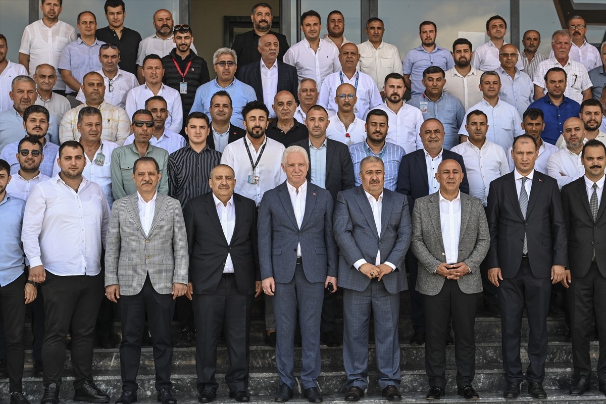 İstanbul Valisi Davut Gül (ön sağ 5), İstanbul Havalimanı'nda görev yapan taksicileri ziyaret...