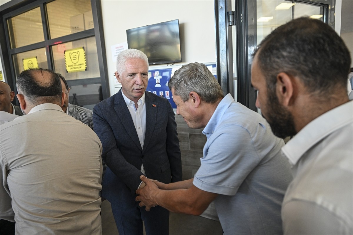 İstanbul Valisi Davut Gül (ön sağ 5), İstanbul Havalimanı'nda görev yapan taksicileri ziyaret...