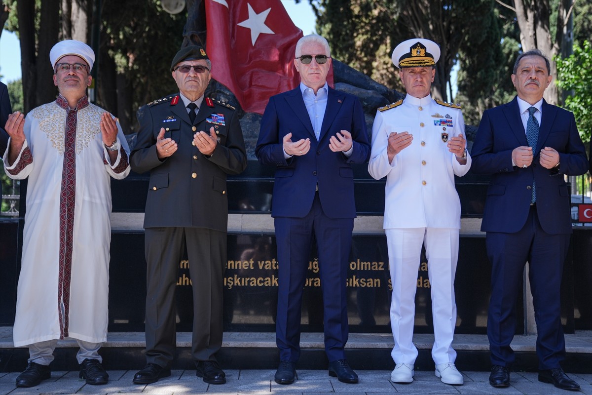 İstanbul Valisi Davut Gül (ortada), 1. Ordu Komutanı Orgeneral Metin Tokel (sol 2), İl Emniyet...