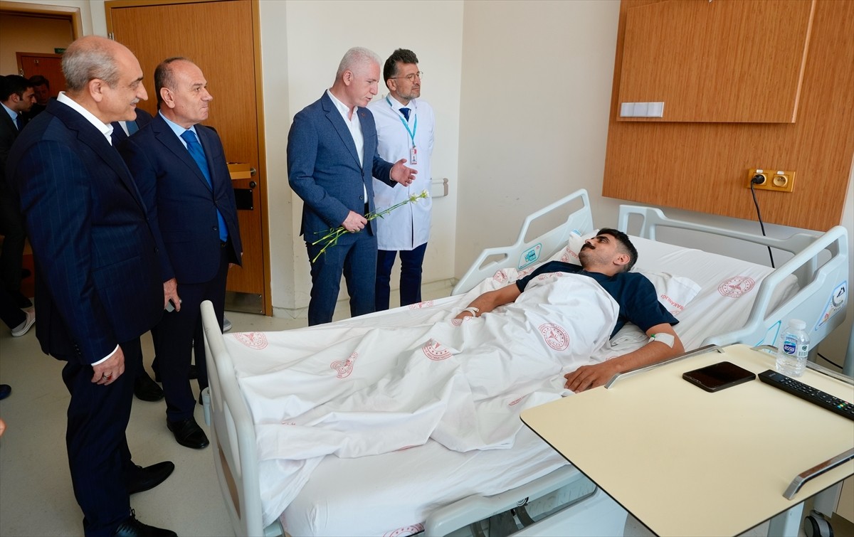 İstanbul Valisi Davut Gül (sol 3), Sultangazi Haseki Eğitim ve Araştırma Hastanesini ziyaret...