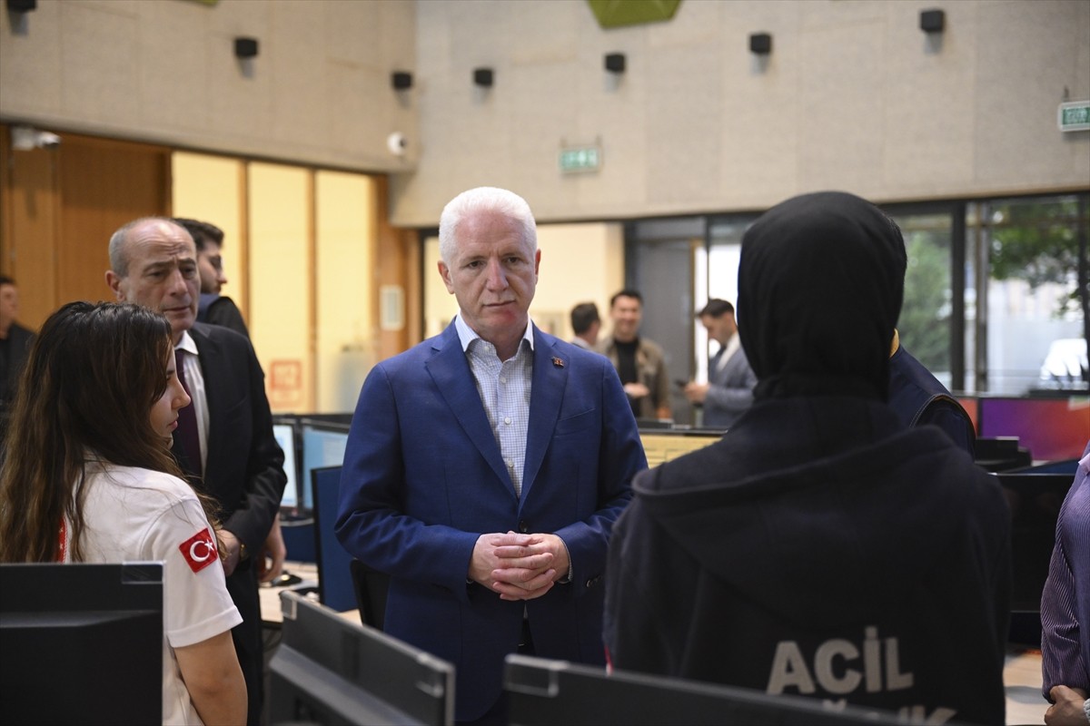 İstanbul Valisi Davut Gül (solda), Kurban Bayramı'nın üçüncü gününde Eyüpsultan'da bulunan...