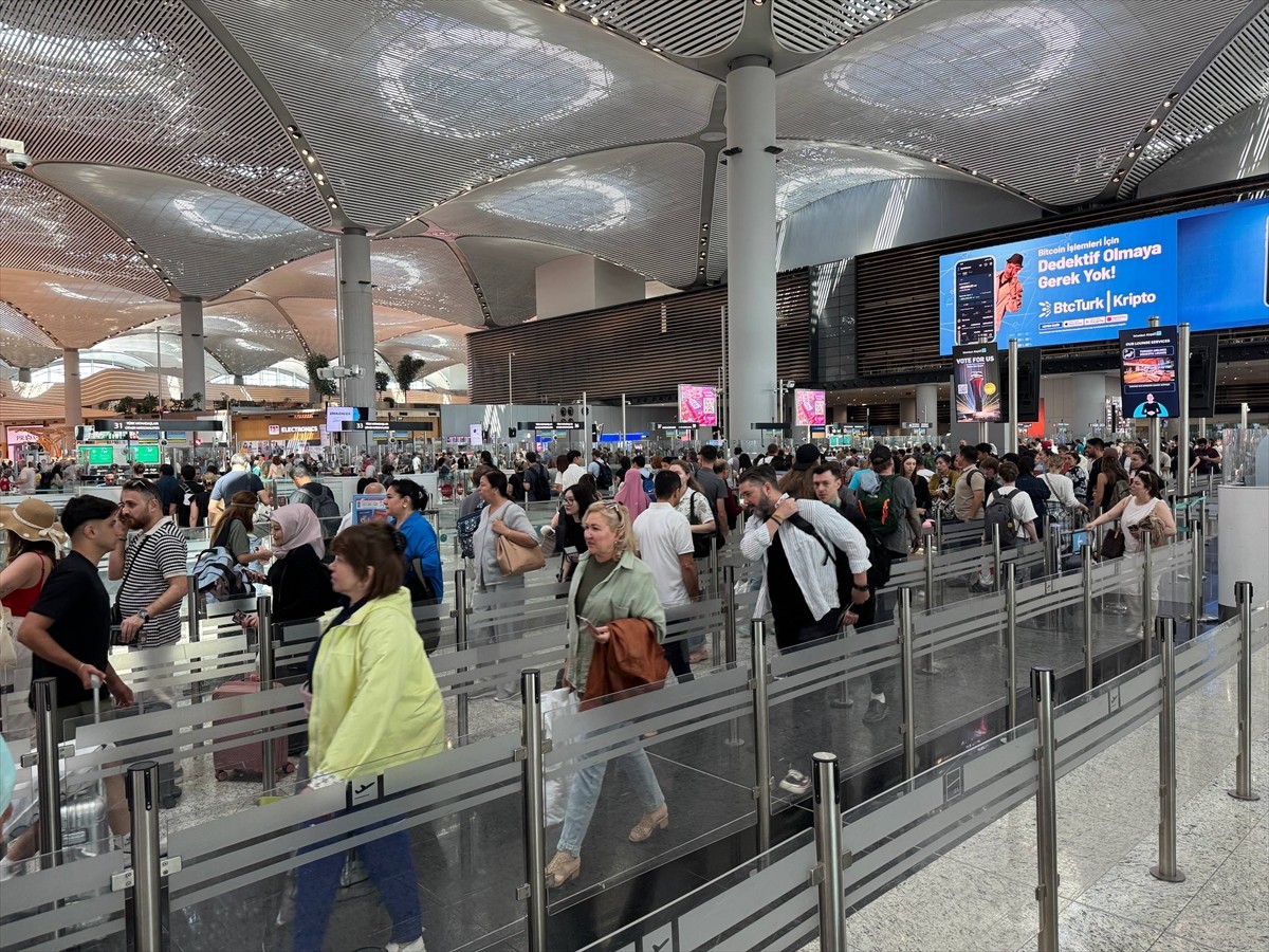 İstanbul ve Sabiha Gökçen havalimanlarında Kurban Bayramı tatili dolayısıyla yolcu yoğunluğu...