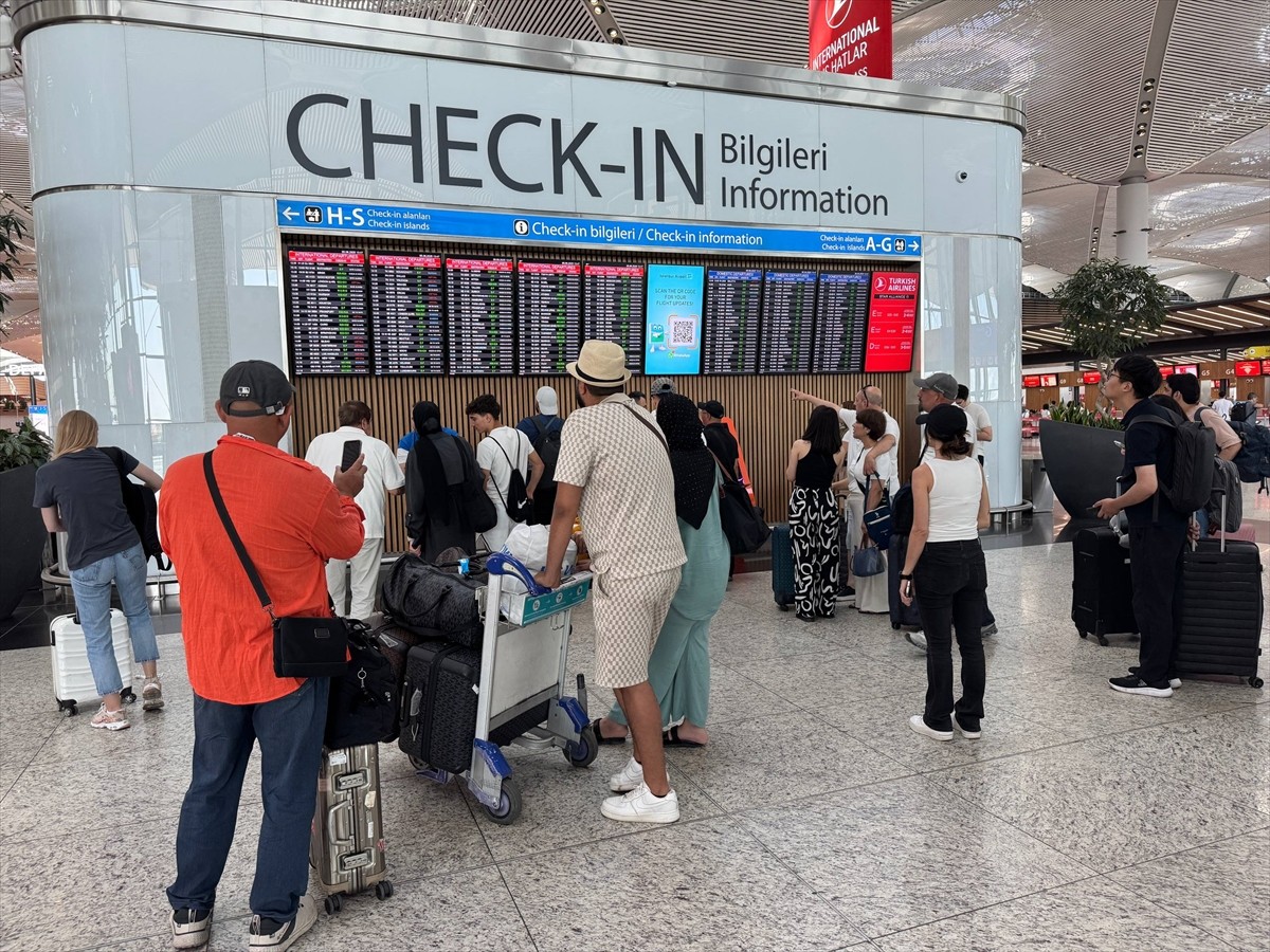 İstanbul ve Sabiha Gökçen havalimanlarında Kurban Bayramı tatili dolayısıyla yolcu yoğunluğu...