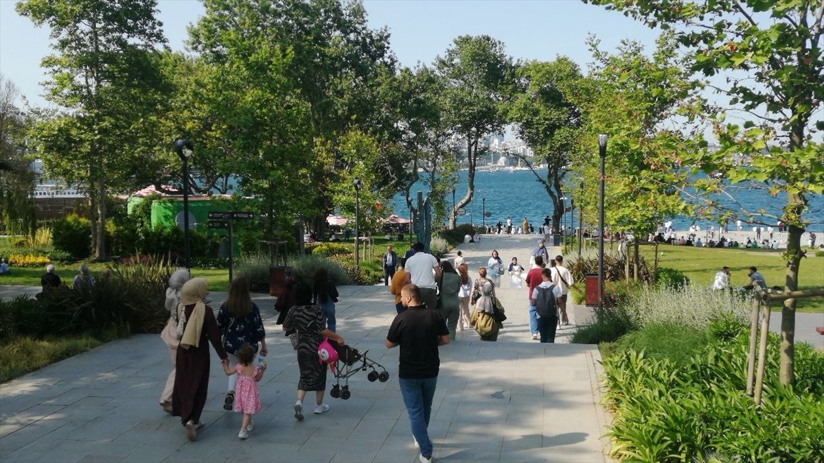 İstanbullular, Kurban Bayramı'nın birinci gününde sahil ve parklarda vakit geçirmeyi tercih...