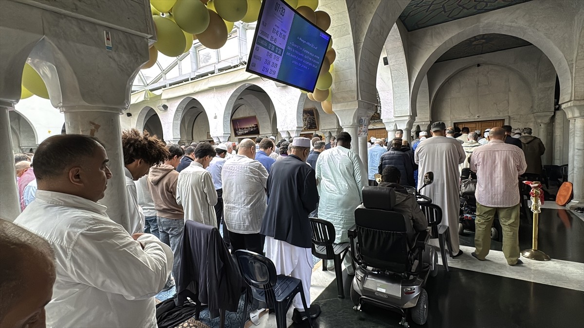 İsviçre'deki camilerde Kurban Bayramı namazı kılındı. Cenevre İslam Kültür Vakfına ait...