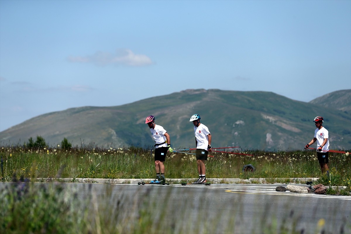İtalya'da düzenlenecek Milano-Cortina 2026 Kış Olimpiyat Oyunları'na hazırlanan Kayaklı Koşu Milli...