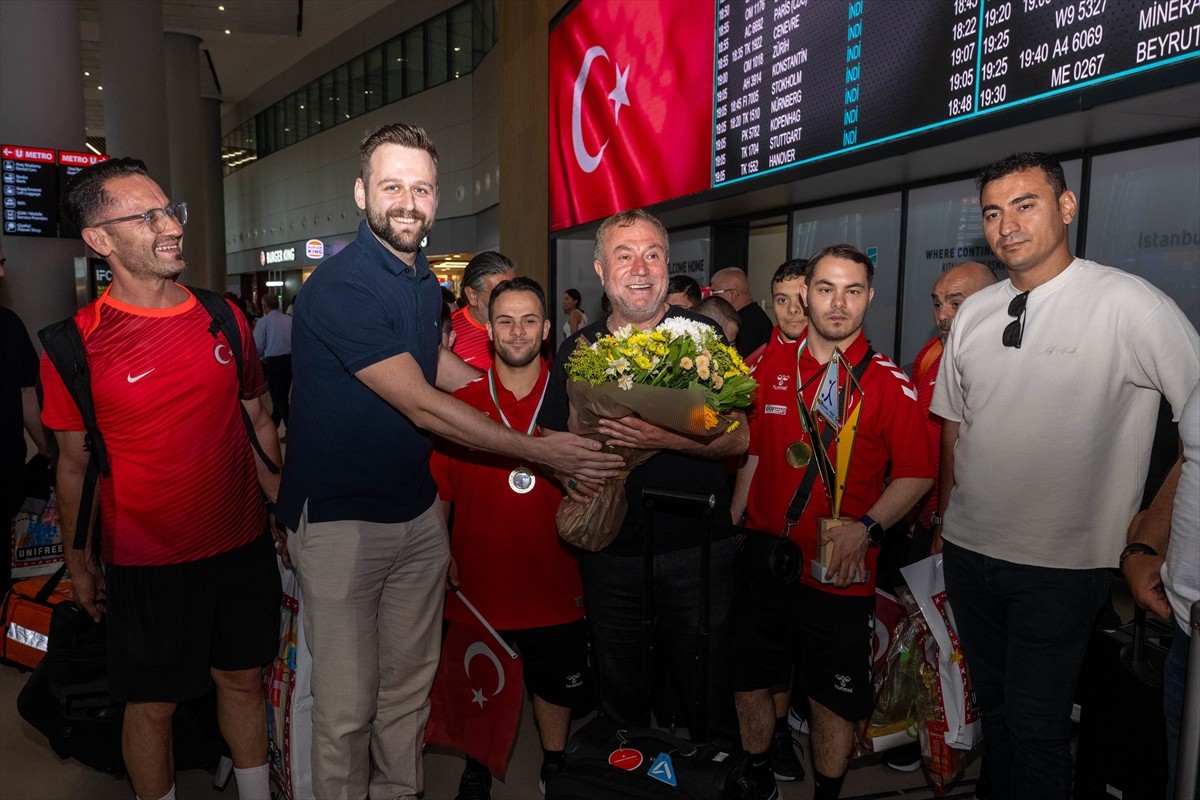 İtalya'da düzenlenen SU-DS Avrupa Futsal ve Basketbol Şampiyonası'nda ikinci olan down sendromlu...
